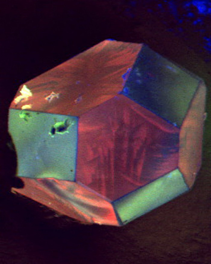 ЦКЛ-изображение кристалла искусственного алмаза