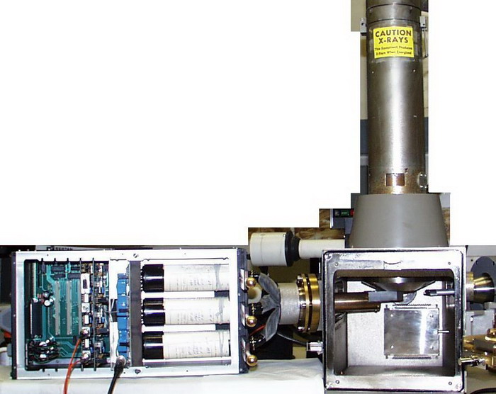  основной блок приставки (со снятой панелью) и детектор КЛ излучения смонтированный на микроскопе